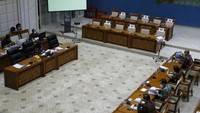 Panitia Kerja (Panja) Komisi IX DPR RI yang dipimpin oleh Wakil Ketua Komisi IX Sri Rahayu dengan beberapa anggota, menggelar Rapat Dengar Pendapat (RDP) dengan pelaku kesehatan mengenai tata kelola, pengadaan dan perawatan alat-alat kesehatan.