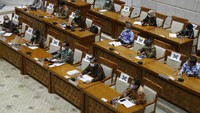 Hendrana Tjahyadi, Ketua Umum Alfakes, didampingi Mujiono Oetojo (Sekjen), Rd. Kartono Dwisowedjo, Hendrana Tjahjadi, , dan Lissa Imelia, dalam RDP dengan Panja Komisi IX DPR menjelaskan berbagai hal yang terkait dan berhubungan dengan labolatorium pengujian dan kalibrasi fasilitas kesehatan.