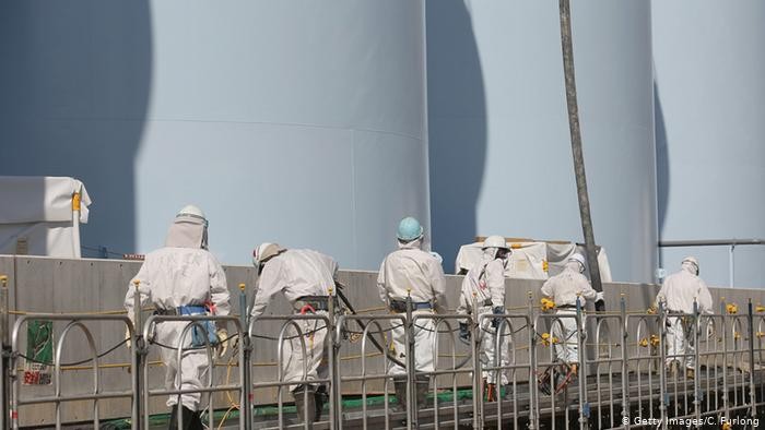 Pekerja di PLT Fukushima Daiichi memeriksa tangki penyimpan air pendingin reaktor yang tercemar radioaktif.