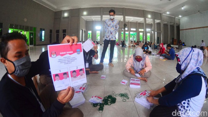 Sejumlah petugas tengah melakukan pelipata surat suara Pilbup Pangandaran.