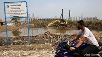 Pembangunan waduk itu untuk mengatasi banjir di kawasan sekitar saat musim hujan. 