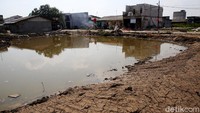 Lokasi waduk ini berada di wilayah RW 10, Semper Timur, Cilincing, Jakarta Utara. 