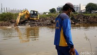 Alat berat terus melakukan pengerukan untuk membangun Waduk Rawa Malang.
