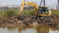 Petugas Suku Dinas Sumber Daya Air (Sudin SDA) Jakarta Utara mengerjakan pembangunan Waduk Rawa Malang.