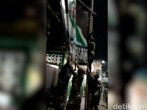 Video Pencopotan Baliho Habib Rizieq oleh Orang Berseragam Loreng