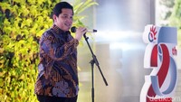 Menteri Badan Usaha Milik Negara (BUMN), Erick Thohir di dampingi Direktur Utama Telkom Indonesia Ririek Adriansyah dan Komisaris Utama Telkom Indonesia, Rhenald Kasali menghadiri acara tersebut.