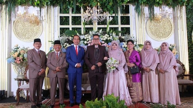 Pada 2018, pernikahan putra Pimpinan Majelis Tafsir Al Quran (MTA) Al Ustaz Ahmad Sukina menjadi atensi media karena dihadiri Presiden Jokowi. Anak Ustaz Ahmad Sukina, Muhammad Fathin Habibibullah mempersunting Khumaira. Pada hari pernikahan tersebut, mempelai pria tampil dengan setelan jas, sementara mempelai wanitanya memakai busana pengantin dan hijab syari.Foto: Dok. Pribadi Keluarga Ahmad Sukina