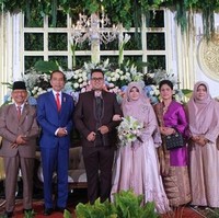 Pada 2018, pernikahan putra Pimpinan Majelis Tafsir Al Quran (MTA) Al Ustaz Ahmad Sukina menjadi atensi media karena dihadiri Presiden Jokowi. Anak Ustaz Ahmad Sukina, Muhammad Fathin Habibibullah mempersunting Khumaira. Pada hari pernikahan tersebut, mempelai pria tampil dengan setelan jas, sementara mempelai wanitanya memakai busana pengantin dan hijab syari.Foto: Dok. Pribadi Keluarga Ahmad Sukina