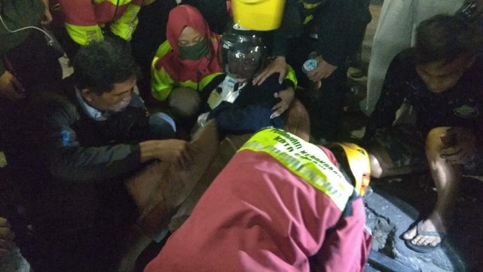 Petugas damkar berusaha mengeluarkan kaki ibu di Ciimahi yang terperosok drainase