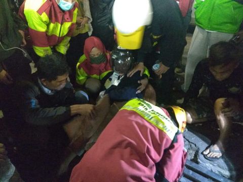 Petugas damkar berusaha mengeluarkan kaki ibu di Ciimahi yang terperosok drainase