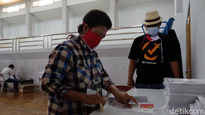 Petugas melakukan pelipatan surat suara untuk Pilkada Karawang