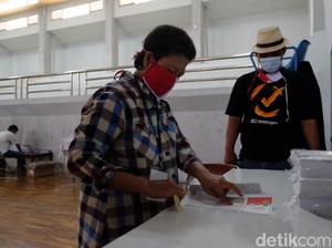 Sortir-Lipat Surat Suara, Petugas Pakai Borax hingga Tulang Hewan