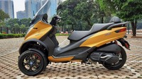 Piaggio MP3 500 juga punya embel-embel HPE, yang memiliki arti High Performance Engine. Di balik jantung pacunya, motor roda tiga ini punya mesin 493 cc satu silinder yang mampu memuntahkan tenaga maksimum 44,2 hp di 7.750 rpm dan torsi 47.5 Nm di 5.500 rpm. Foto: Rizki Pratama