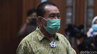 Terdakwa Djoko Tjandra terlihat mengenakan badge clip (pin) E.A Mask atau Ecom Air Mask Anti Bacteria and Virus saat mengikuti sidang di Pengadilan Tipikor, Jakarta, Kamis (19/11/2020).