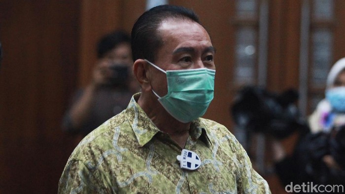 Terdakwa Djoko Tjandra terlihat mengenakan E.A Mask atau Ecom Air Mask Anti Bacteria and Virus buatan Jepang untuk tangkal Corona.