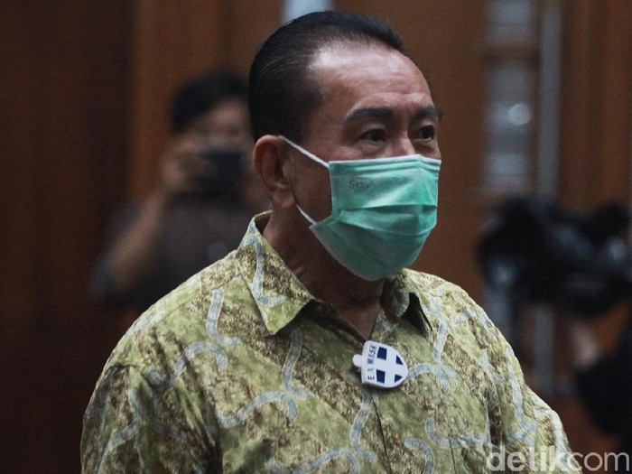 Terdakwa Djoko Tjandra terlihat mengenakan E.A Mask atau Ecom Air Mask Anti Bacteria and Virus buatan Jepang untuk tangkal Corona.