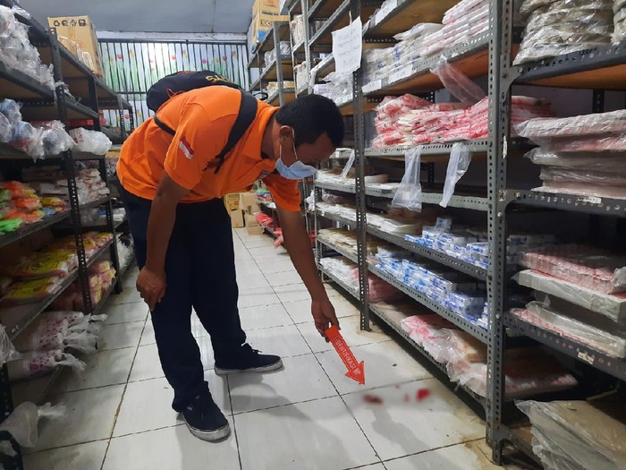 Polisi olah TKP kasus pembuangan janin bayi di minimarket di Dompu, NTB