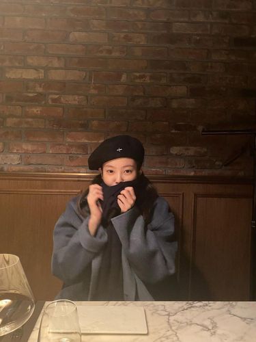 Potret Jennie BLACKPINK Berbaju hangat