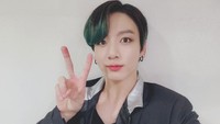 Gelar ini diberikan kepada Jungkook oleh majalah People. Jungkook mengalahkan sederet nama besar lainnya seperti Dan Levy dari Kanada hingga Paul Mescal dari Irlandia. (Foto: dok. Instagram/Twitter BTS) 