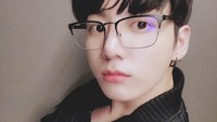 ARMY merayakan penobatan Jungkook sebagai Sexiest International Man dengan tagar #SexiestManJungkook. (Foto: dok. Instagram/Twitter BTS)
