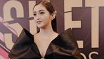 10 Potret Ranty Maria Mandi di Curug, Bahagia Banget!