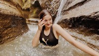 Pertama kali ke curug!! Seneng banget, tulisnya di caption Instagram. (Foto: dok. Instagram @rantymaria) 