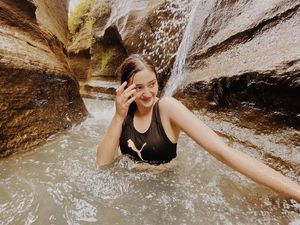 10 Potret Ranty Maria Mandi di Curug, Bahagia Banget!