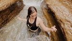 10 Potret Ranty Maria Mandi di Curug, Bahagia Banget!