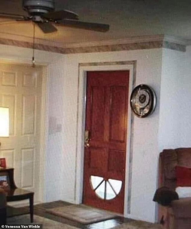 Terobosan terbaru nih kayaknya. Entah apa alasannya si pemilik rumah memilih untuk memasang pintu rumahnya secara terbalik. Foto: Vanessa Van Winkle