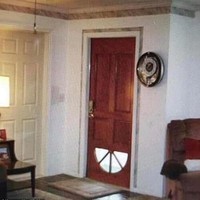 Terobosan terbaru nih kayaknya. Entah apa alasannya si pemilik rumah memilih untuk memasang pintu rumahnya secara terbalik. Foto: Vanessa Van Winkle