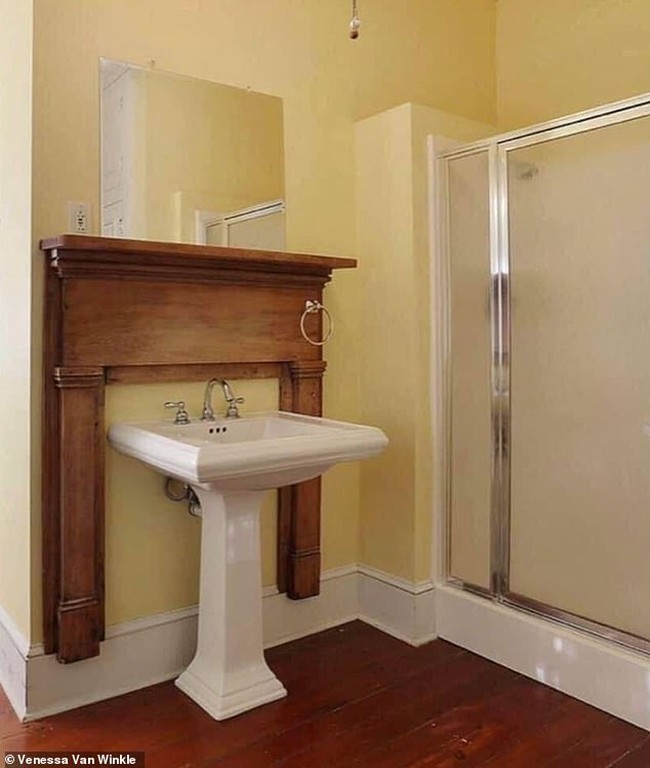 Nggak paham sama konsep wastafel di kamar mandi rumah ini. Aksen berbentuk seperti meja yang ditempelkan di dinding malah jadi terlihat seperti melayang. Foto: Vanessa Van Winkle