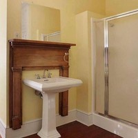 Nggak paham sama konsep wastafel di kamar mandi rumah ini. Aksen berbentuk seperti meja yang ditempelkan di dinding malah jadi terlihat seperti melayang. Foto: Vanessa Van Winkle