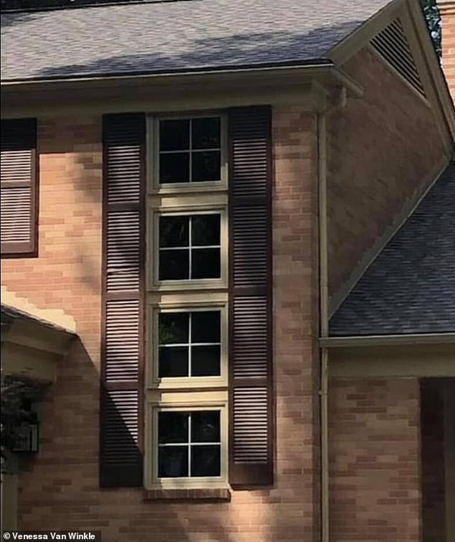 Jendela yang sangat tidak biasa bukan? jendela yang satu ini terdiri dari empat jendela kecil yang dipasang berdekatan. Aneh atau menarik? Foto: Vanessa Van Winkle