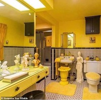 Kalau yang satu ini nggak cuma aneh, tapi antik dan unik juga. Hampir sebagian besar warna di kamar mandi didominasi warna kuning. Patung-patung yang diletakkan di kamar mandi juga menambah keanehan kamar mandi tersebut. Foto: Vanessa Van Winkle