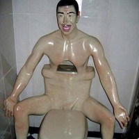 Tak kalah aneh, interior kamar mandi yang satu ini juga bikin yang melihat mengerutkan dahi. Di bagian toiletnya terdapat kloset dengan desain pria yang sedang telanjang. Foto: Vanessa Van Winkle