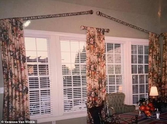 Interior rumah aneh lainnya ada di rumah yang satu ini. Jika diperhatikan tiang untuk memasang gordennya bisa nggak rata gini. Kayaknya si pemilik rumah punya cara uniknya sendiri nih buat memasangnya. Foto: Vanessa Van Winkle