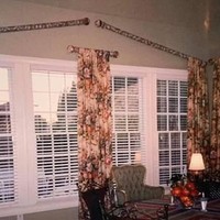 Interior rumah aneh lainnya ada di rumah yang satu ini. Jika diperhatikan tiang untuk memasang gordennya bisa nggak rata gini. Kayaknya si pemilik rumah punya cara uniknya sendiri nih buat memasangnya. Foto: Vanessa Van Winkle