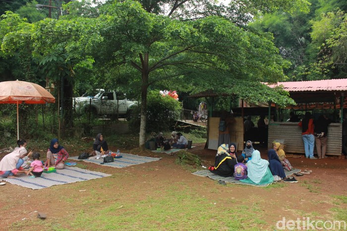 Serunya Makan Bakso Sambil Piknik di Bawah Pohon Teduh Serunya Makan Bakso Sambil Piknik di Bawah Pohon Teduh