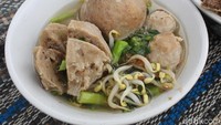 Apalagi bakso iga yang ukurannya jumbo bikin perut langsung kenyang. Sementara bakso uratnya diberi isian urat dan tulang muda cincang. Mantap! Foto: detikFood/Riska Fitria