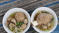 Ternyata bukan hanya sensasi makannya yang bikin kedai bakso ini selalu ramai, tapi soal rasa juga. Kuah kaldu yang bening gurih serta bakso kenyal berukuran besar jadi daya tarik nomor satu Foto: detikFood/Riska Fitria