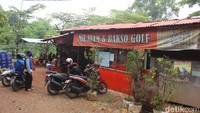 Para penggemar bakso bisa merasakan sensasi seru makan bakso sambil piknik santai. Di kedai Bakso Golf Sawangan, kami bisa menikmati bakso iga, bakso urat hingga mie ayam di bawah pohon teduh. Foto: detikFood/Riska Fitria