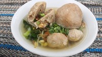 Darsini, pemilik kedai bakso yang sudah berjualan lebih dari 10 tahun. Kepada kami, wanita ramah ini menceritakan awalnya hanya memiliki kedai bakso dan mie ayam biasa. Foto: detikFood/Riska Fitria