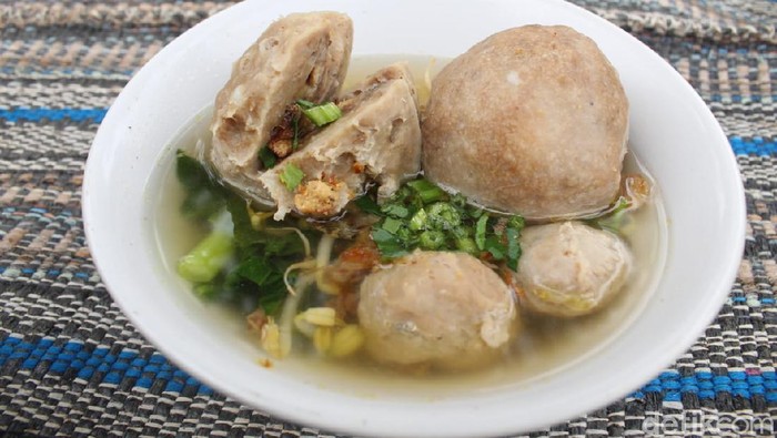 Serunya Makan Bakso Sambil Piknik di Bawah Pohon Teduh