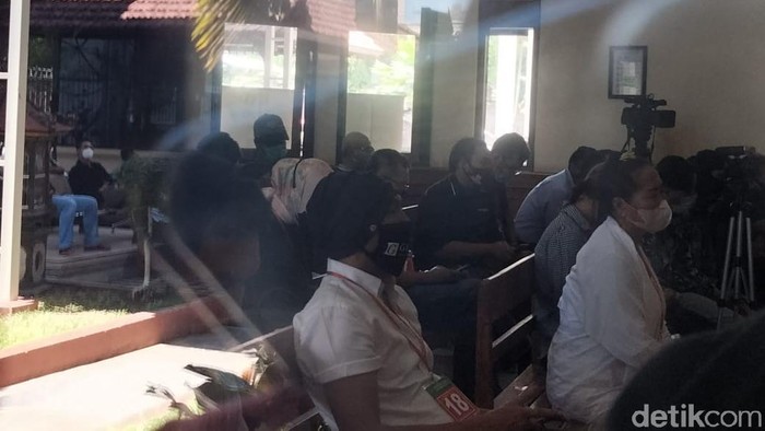 Sidang vonis Jerinx SID. Musisi Anji turut hadir.