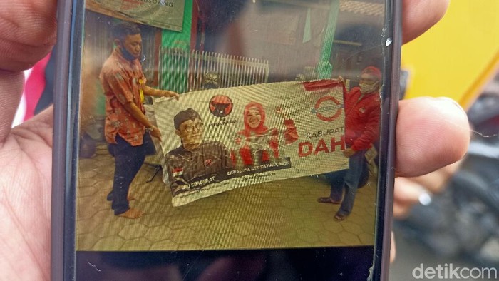 Spanduk Yena-Atep dicoret tulisan PKI oleh orang tak dikenal