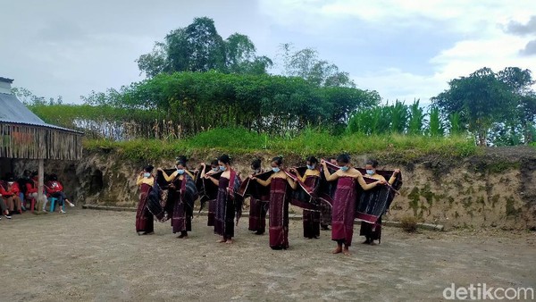 Desa Huta Tinggi menjadi tempat yang pas untuk menyaksikan tor-tor. Persembahan bagi Mulajadi Nabolon atau dewa tertinggi dalam mitologi Batak. Penduduk setempat masih sangat menjaga adat dan alat musik tradisional. (Elmy Tasya Khairally/detikTravel) Desa Huta Tinggi menjadi tempat yang pas untuk menyaksikan tor-tor. Persembahan bagi Mulajadi Nabolon atau dewa tertinggi dalam mitologi Batak. Penduduk setempat masih sangat menjaga adat dan alat musik tradisional. (Elmy Tasya Khairally/detikTravel)