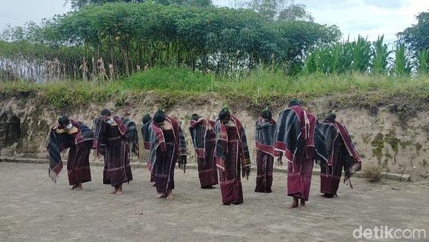 Tari Tor-tor di Desa Huta Tinggi