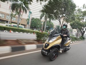 Menjajal Piaggio MP3 500 HPE Sport Advanced, Skuter Bongsor Berkaki Tiga