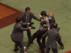 Detik-detik Ketiga Anggota Parlemen Hong Kong Dipaksa Keluar