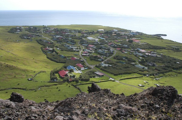 Adalah Tristan de Cunha namanya. Pulau ini masuk dalam Wilayah Luar Negeri Inggris di Atlantik Selatan yang hanya dihuni 254 warga. (Foto: Tristan de Cunha) Adalah Tristan de Cunha namanya. Pulau ini masuk dalam Wilayah Luar Negeri Inggris di Atlantik Selatan yang hanya dihuni 254 warga. (Foto: Tristan de Cunha)